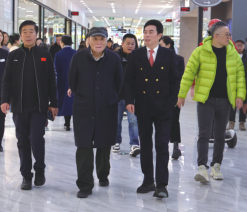 波司登品牌董事局主席高德康莅临918博天娱乐官网卖场考察 集团曹和平董事长陪同